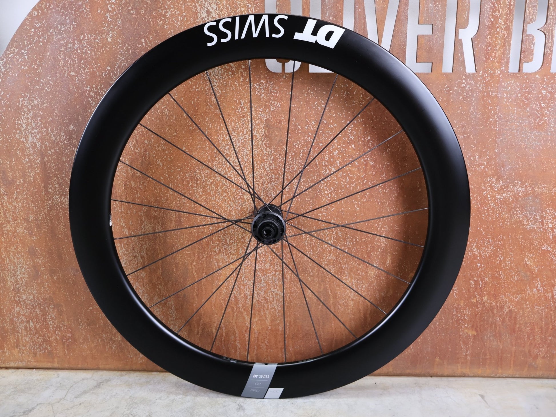 Laufrad/Laufradsatz von Dt Swiss, DT SWISS ARC 1400 DICUT® DB 65 / 80 LAUFRADSATZ – CARBON / DISC / SRAM XDR vor USEDBIKES - OB.DE Hintergrund