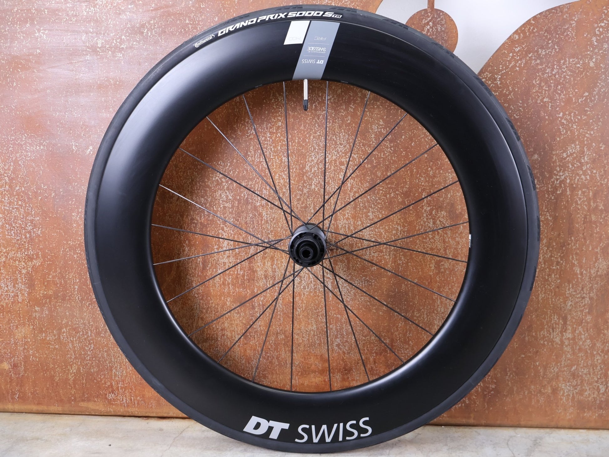 Laufrad/Laufradsatz von Dt Swiss, DT SWISS ARC 1400 DICUT® DB 65 / 80 LAUFRADSATZ – CARBON / DISC / SRAM XDR vor USEDBIKES - OB.DE Hintergrund