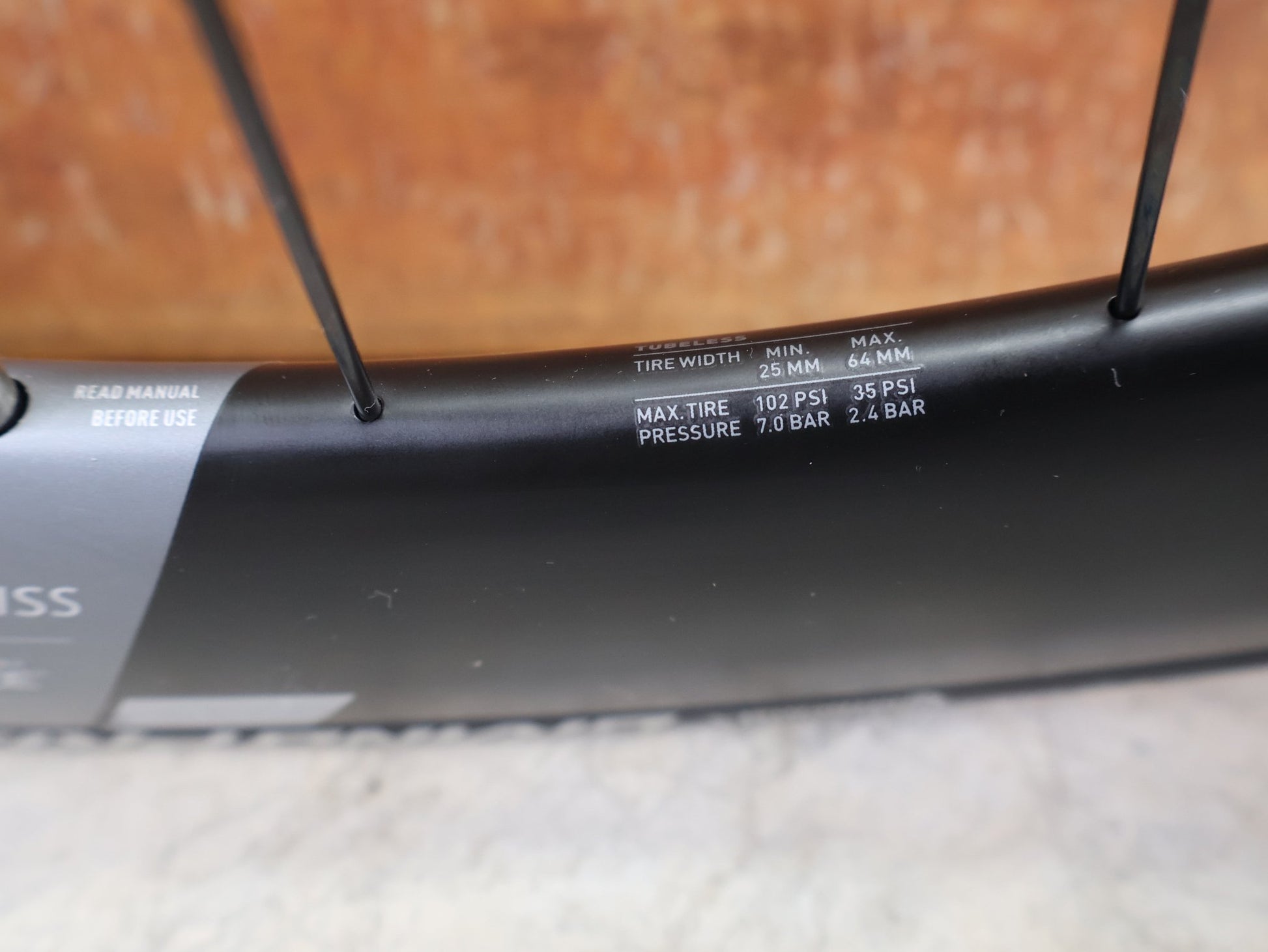 Laufrad/Laufradsatz von Dt Swiss, DT SWISS ARC 1400 DICUT® DB 65 / 80 LAUFRADSATZ – CARBON / DISC / SRAM XDR vor USEDBIKES - OB.DE Hintergrund