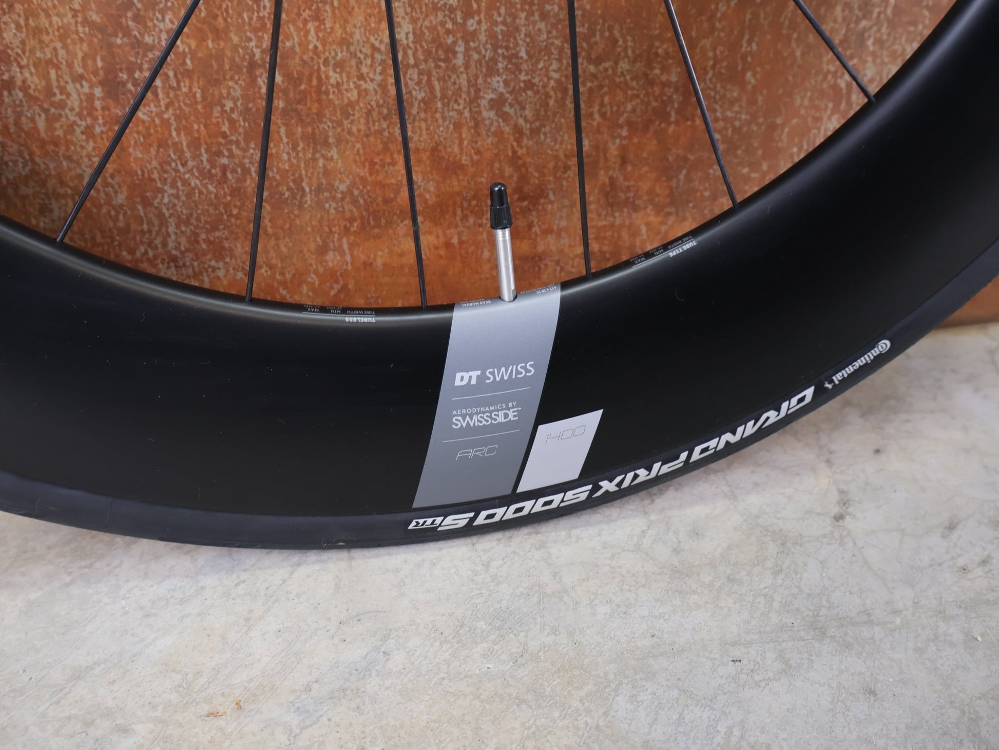 Laufrad/Laufradsatz von Dt Swiss, DT SWISS ARC 1400 DICUT® DB 65 / 80 LAUFRADSATZ – CARBON / DISC / SRAM XDR vor USEDBIKES - OB.DE Hintergrund