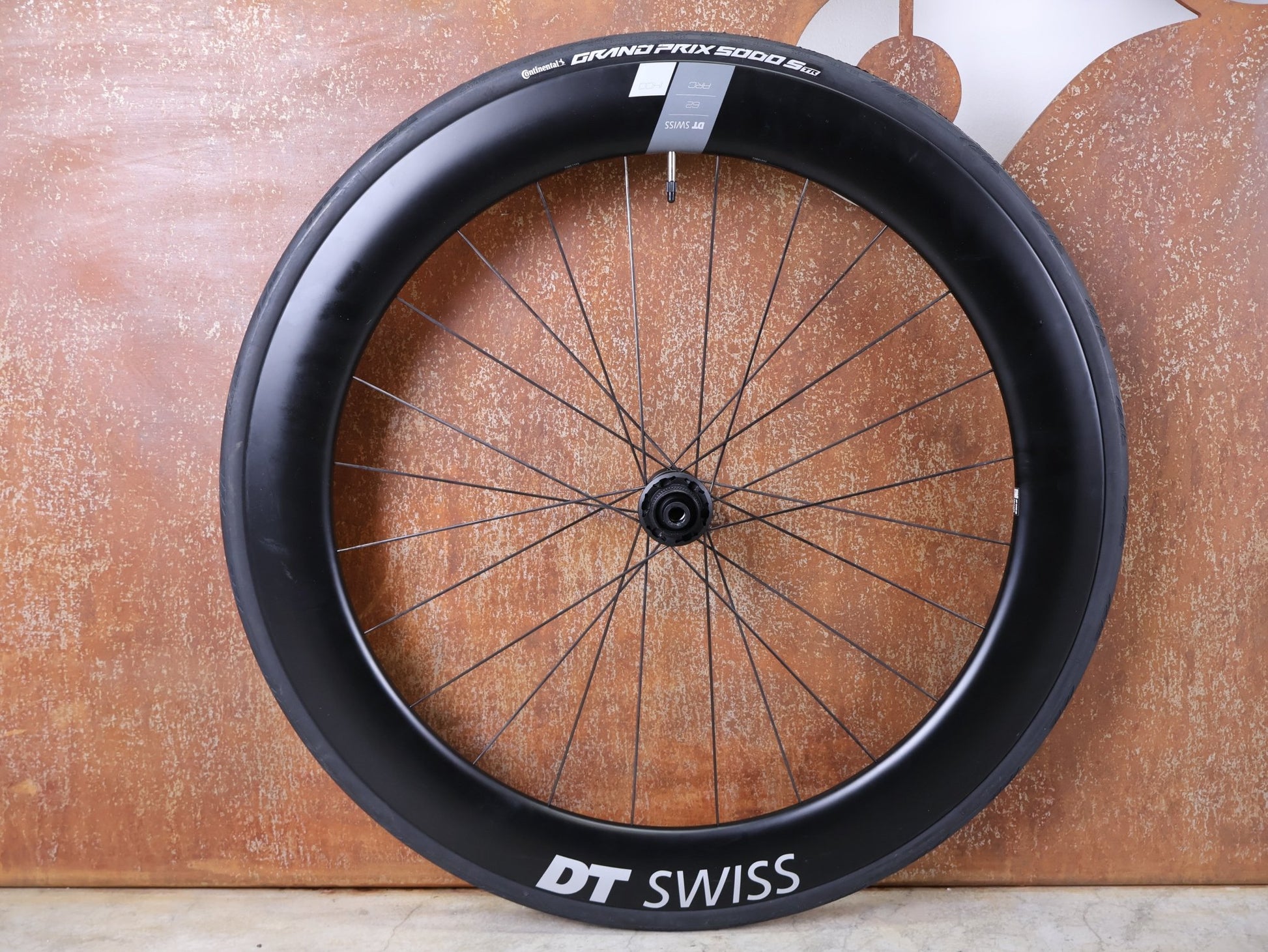 Laufrad/Laufradsatz von Dt Swiss, DT SWISS ARC 1400 DICUT® DB 65 / 80 LAUFRADSATZ – CARBON / DISC / SRAM XDR vor USEDBIKES - OB.DE Hintergrund