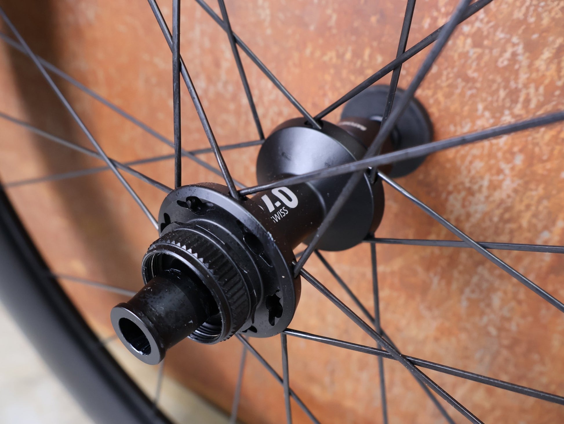 Laufrad/Laufradsatz von Dt Swiss, DT SWISS ARC 1400 DICUT® DB 65 / 80 LAUFRADSATZ – CARBON / DISC / SRAM XDR vor USEDBIKES - OB.DE Hintergrund