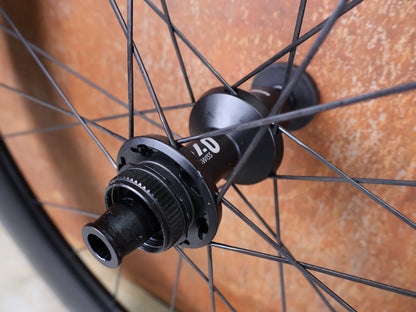 Laufrad/Laufradsatz von Dt Swiss, DT SWISS ARC 1400 DICUT® DB 65 / 80 LAUFRADSATZ – CARBON / DISC / SRAM XDR vor USEDBIKES - OB.DE Hintergrund