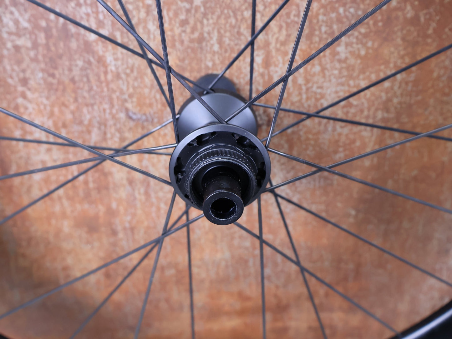 Laufrad/Laufradsatz von Dt Swiss, DT SWISS ARC 1400 DICUT® DB 65 / 80 LAUFRADSATZ – CARBON / DISC / SRAM XDR vor USEDBIKES - OB.DE Hintergrund