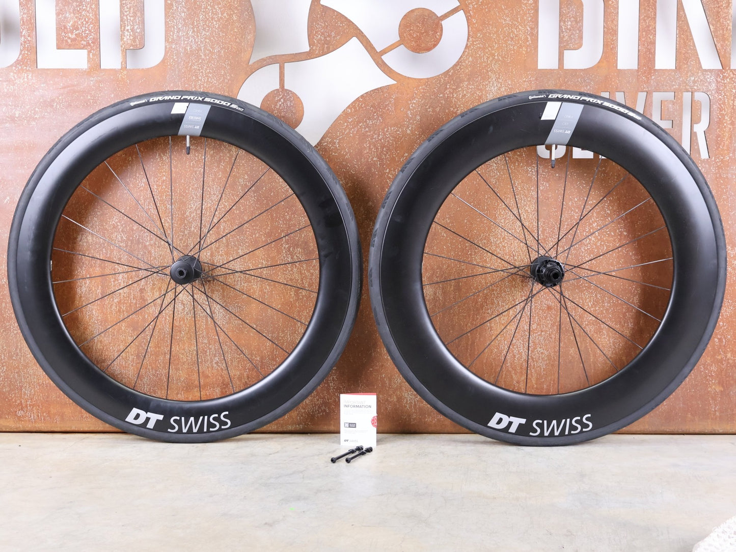Laufrad/Laufradsatz von Dt Swiss, DT SWISS ARC 1400 DICUT® DB 65 / 80 LAUFRADSATZ – CARBON / DISC / SRAM XDR vor USEDBIKES - OB.DE Hintergrund
