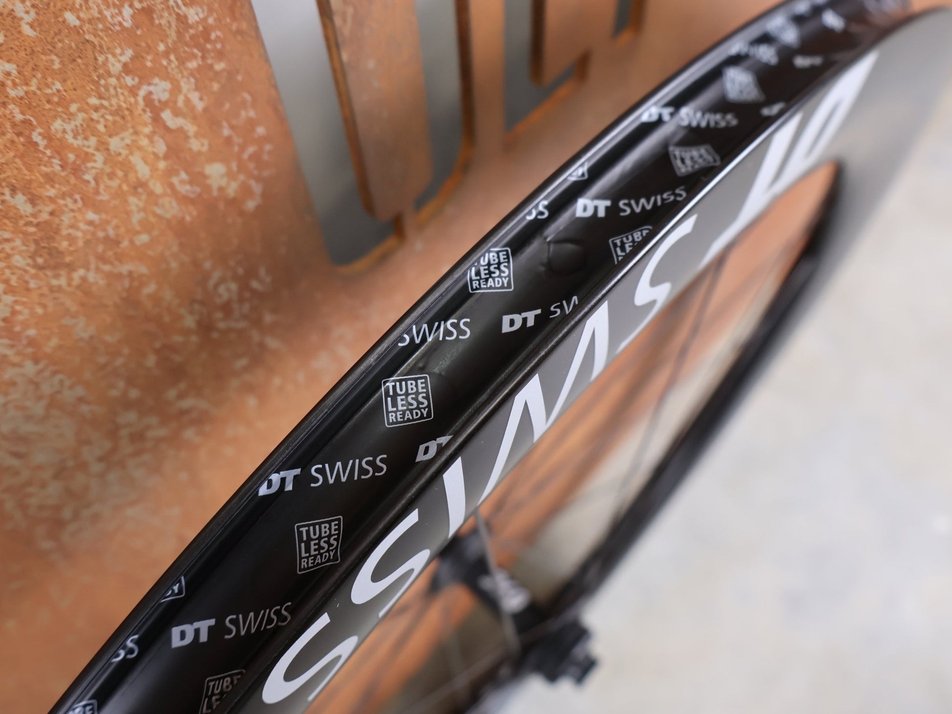 Laufrad/Laufradsatz von Dt Swiss, DT SWISS ARC 1400 DICUT® DB 65 / 80 LAUFRADSATZ – CARBON / DISC / SRAM XDR vor USEDBIKES - OB.DE Hintergrund