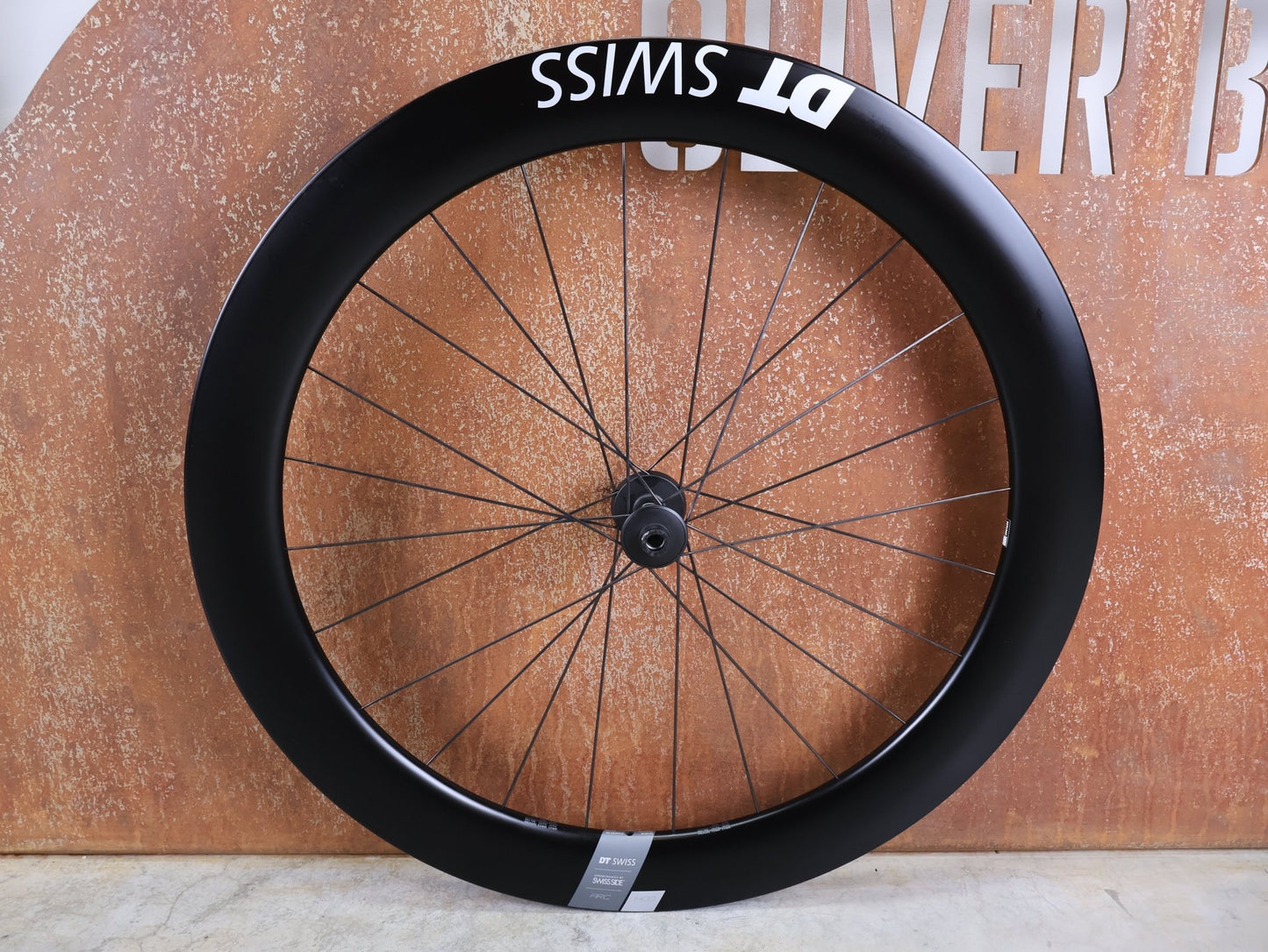 Laufrad/Laufradsatz von Dt Swiss, DT SWISS ARC 1400 DICUT® DB 65 / 80 LAUFRADSATZ – CARBON / DISC / SRAM XDR vor USEDBIKES - OB.DE Hintergrund