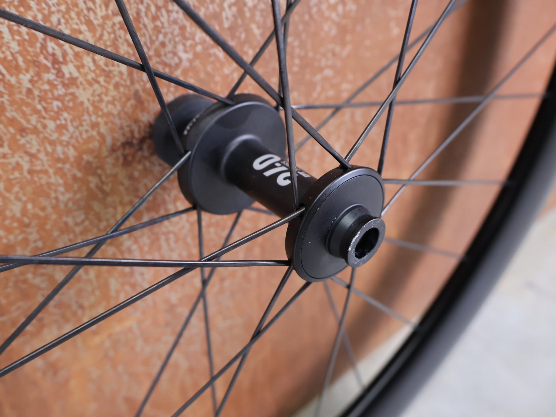 Laufrad/Laufradsatz von Dt Swiss, DT SWISS ARC 1400 DICUT® DB 65 / 80 LAUFRADSATZ – CARBON / DISC / SRAM XDR vor USEDBIKES - OB.DE Hintergrund