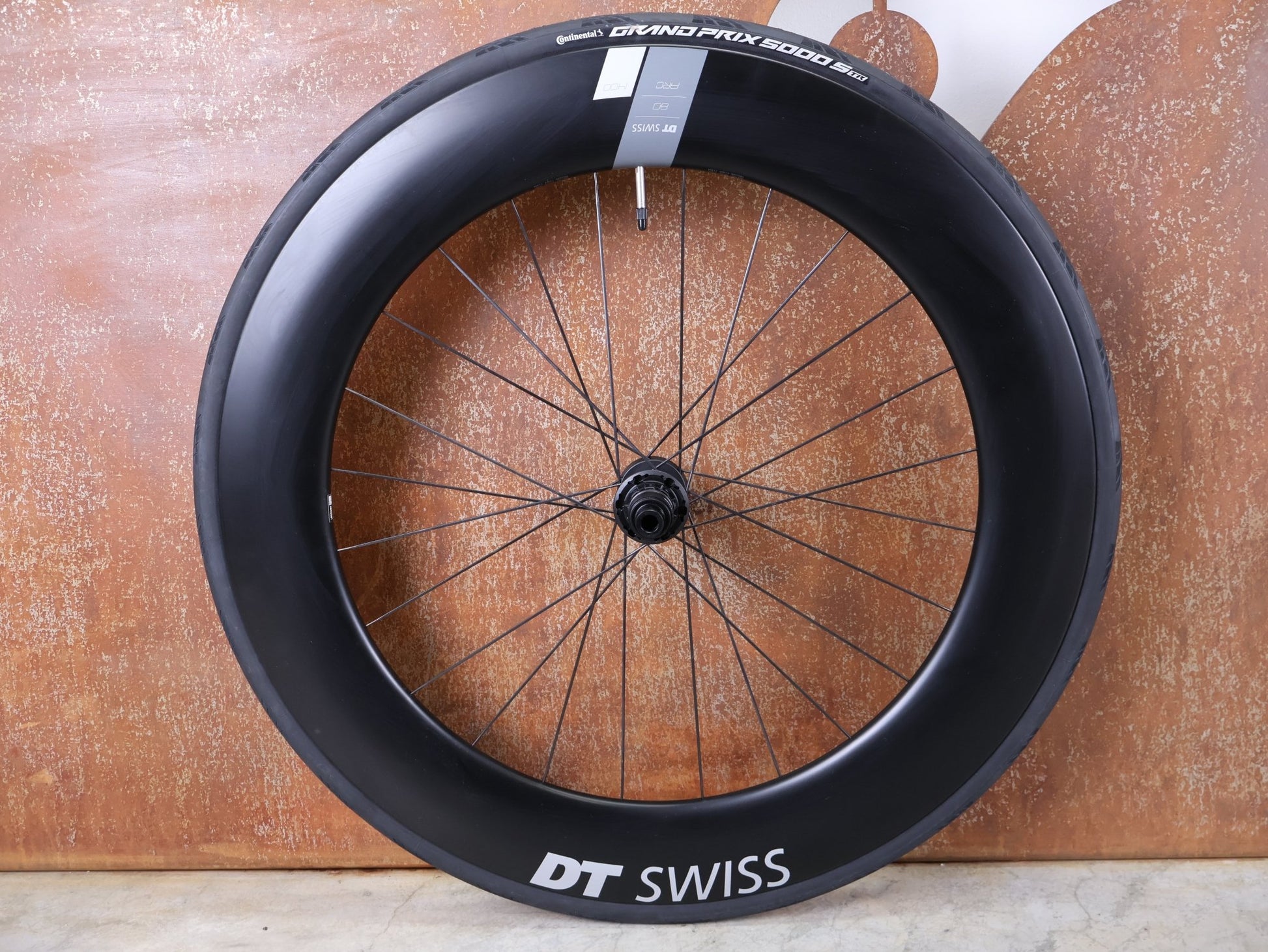 Laufrad/Laufradsatz von Dt Swiss, DT SWISS ARC 1400 DICUT® DB 65 / 80 LAUFRADSATZ – CARBON / DISC / SRAM XDR vor USEDBIKES - OB.DE Hintergrund