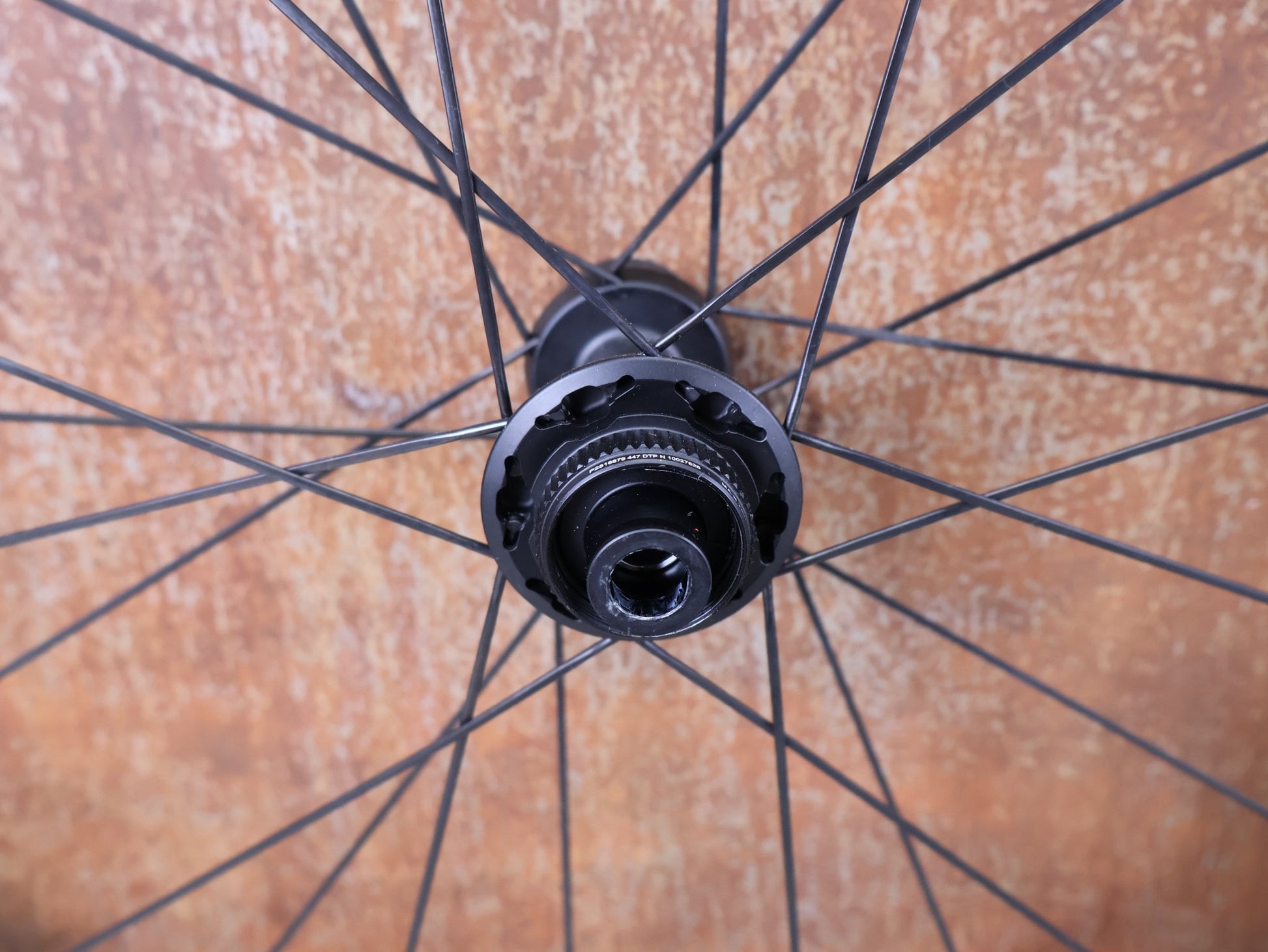 Laufrad/Laufradsatz von Dt Swiss, DT SWISS ARC 1400 DICUT® DB 65 / 80 LAUFRADSATZ – CARBON / DISC / SRAM XDR vor USEDBIKES - OB.DE Hintergrund