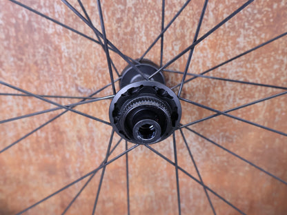 Laufrad/Laufradsatz von Dt Swiss, DT SWISS ARC 1400 DICUT® DB 65 / 80 LAUFRADSATZ – CARBON / DISC / SRAM XDR vor USEDBIKES - OB.DE Hintergrund