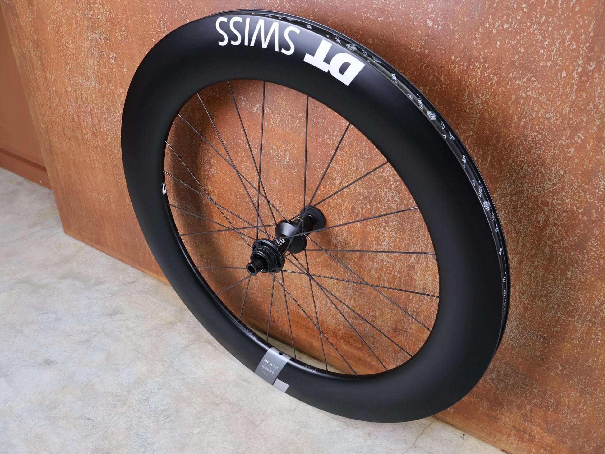 Laufrad/Laufradsatz von Dt Swiss, DT SWISS ARC 1400 DICUT® DB 65 / 80 LAUFRADSATZ – CARBON / DISC / SRAM XDR vor USEDBIKES - OB.DE Hintergrund