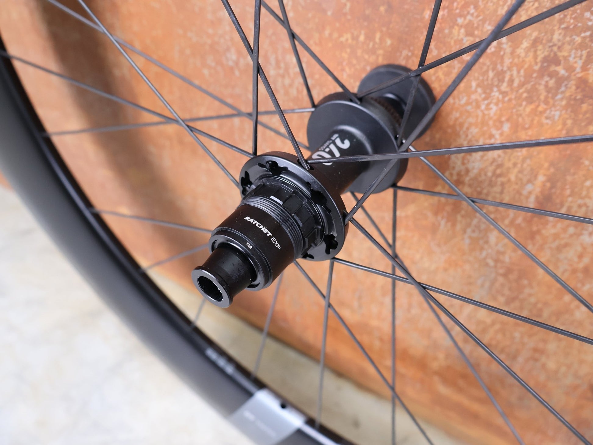 Laufrad/Laufradsatz von Dt Swiss, DT SWISS ARC 1400 DICUT® DB 65 / 80 LAUFRADSATZ – CARBON / DISC / SRAM XDR vor USEDBIKES - OB.DE Hintergrund