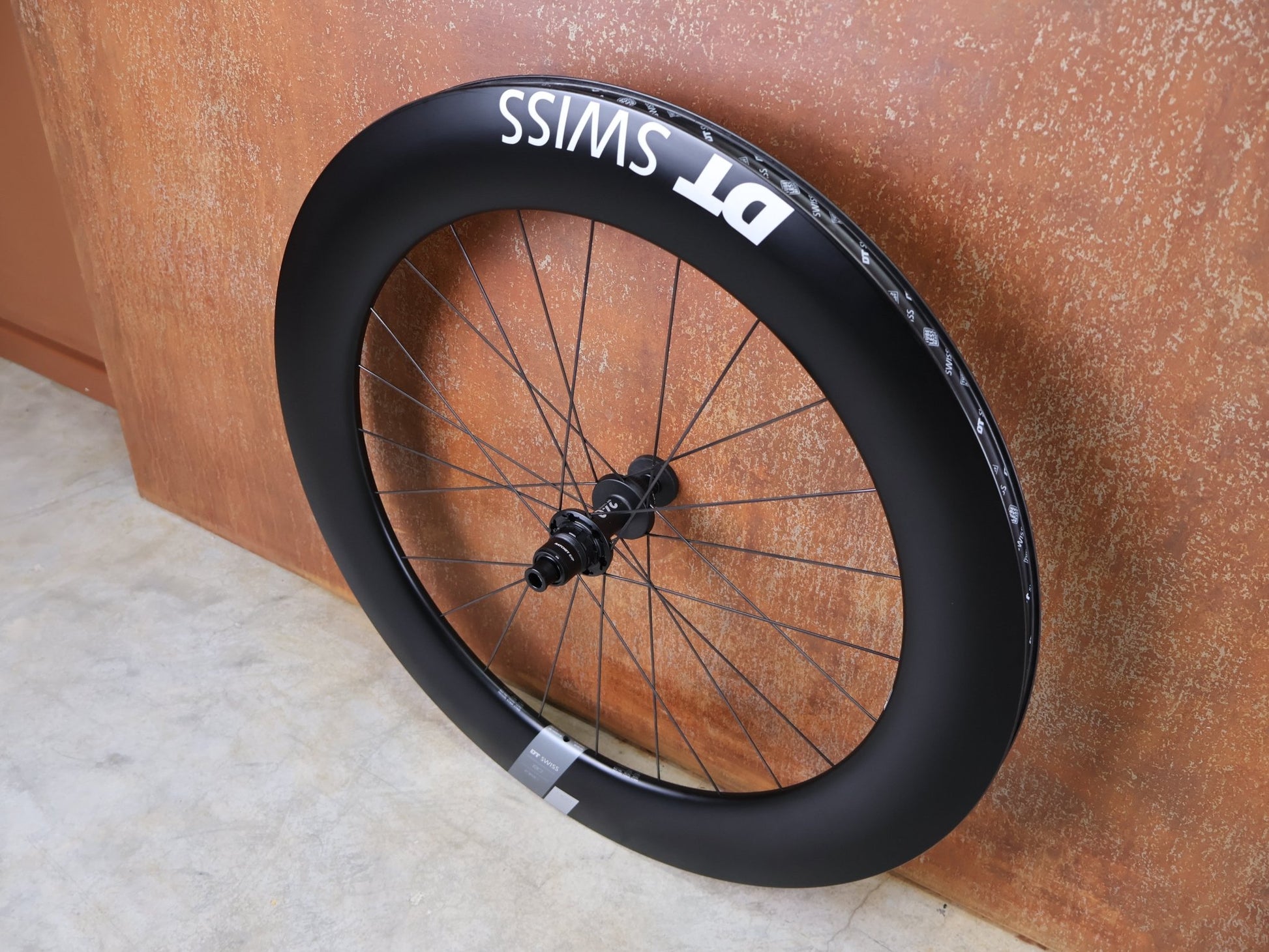 Laufrad/Laufradsatz von Dt Swiss, DT SWISS ARC 1400 DICUT® DB 65 / 80 LAUFRADSATZ – CARBON / DISC / SRAM XDR vor USEDBIKES - OB.DE Hintergrund