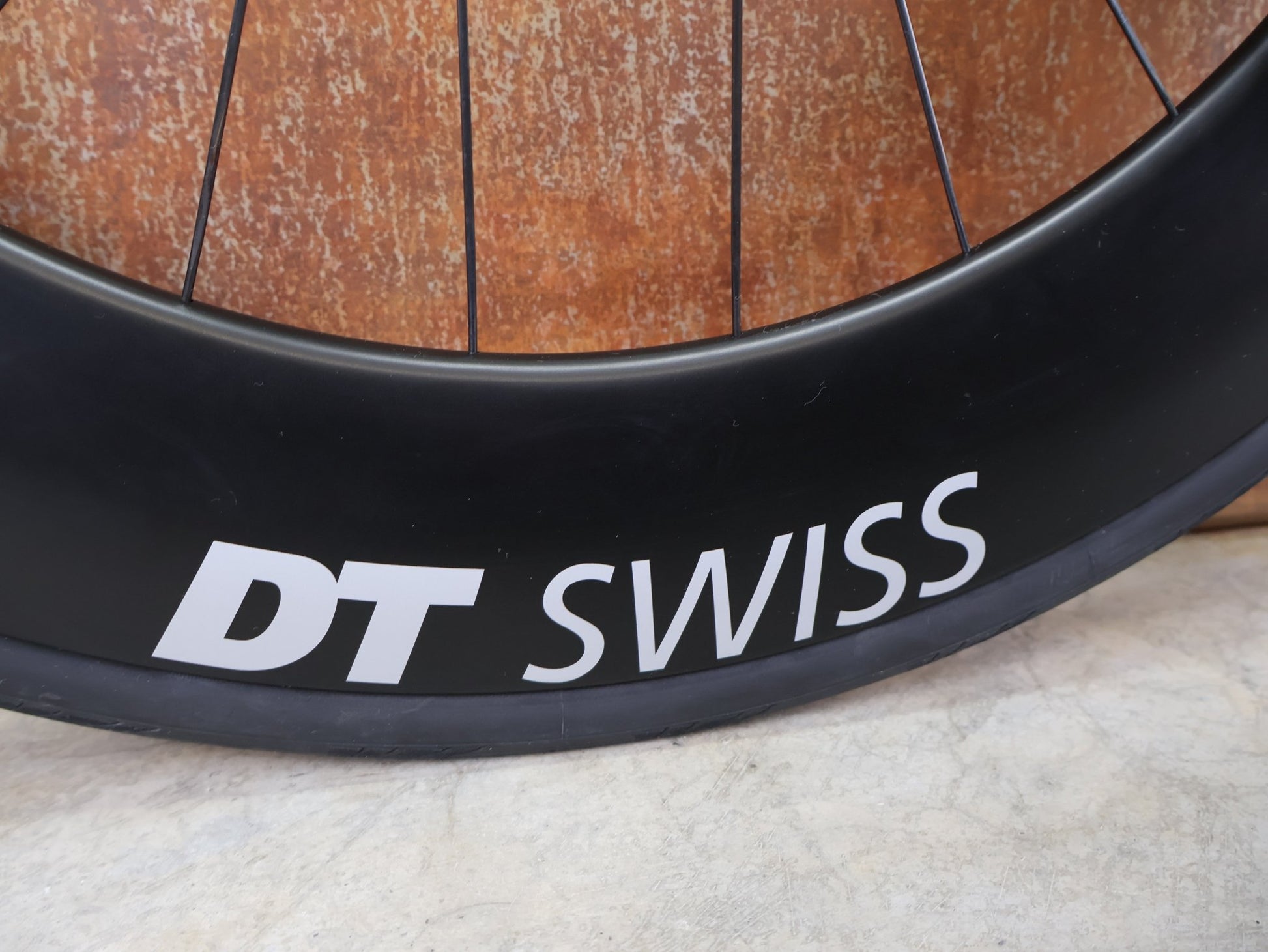 Laufrad/Laufradsatz von Dt Swiss, DT SWISS ARC 1400 DICUT® DB 65 / 80 LAUFRADSATZ – CARBON / DISC / SRAM XDR vor USEDBIKES - OB.DE Hintergrund