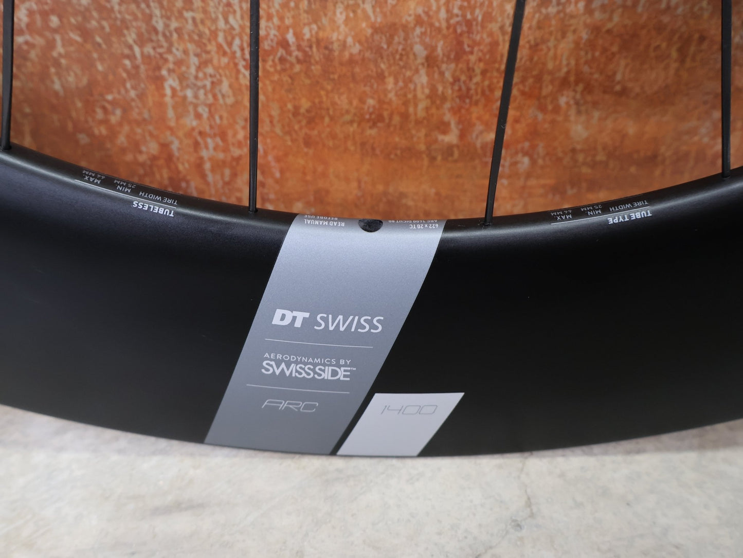 Laufrad/Laufradsatz von Dt Swiss, DT SWISS ARC 1400 DICUT® DB 65 / 80 LAUFRADSATZ – CARBON / DISC / SRAM XDR vor USEDBIKES - OB.DE Hintergrund