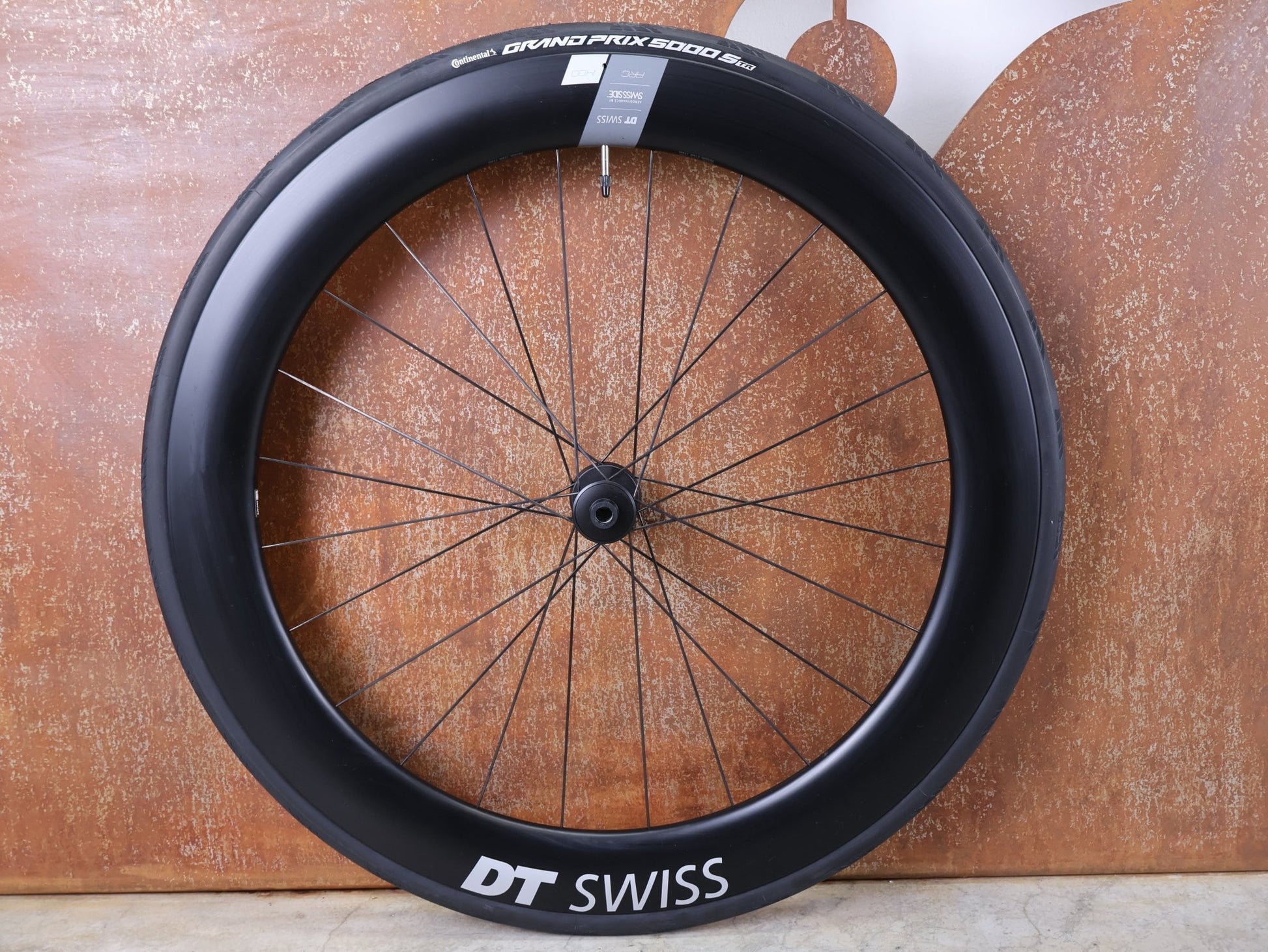Laufrad/Laufradsatz von Dt Swiss, DT SWISS ARC 1400 DICUT® DB 65 / 80 LAUFRADSATZ – CARBON / DISC / SRAM XDR vor USEDBIKES - OB.DE Hintergrund