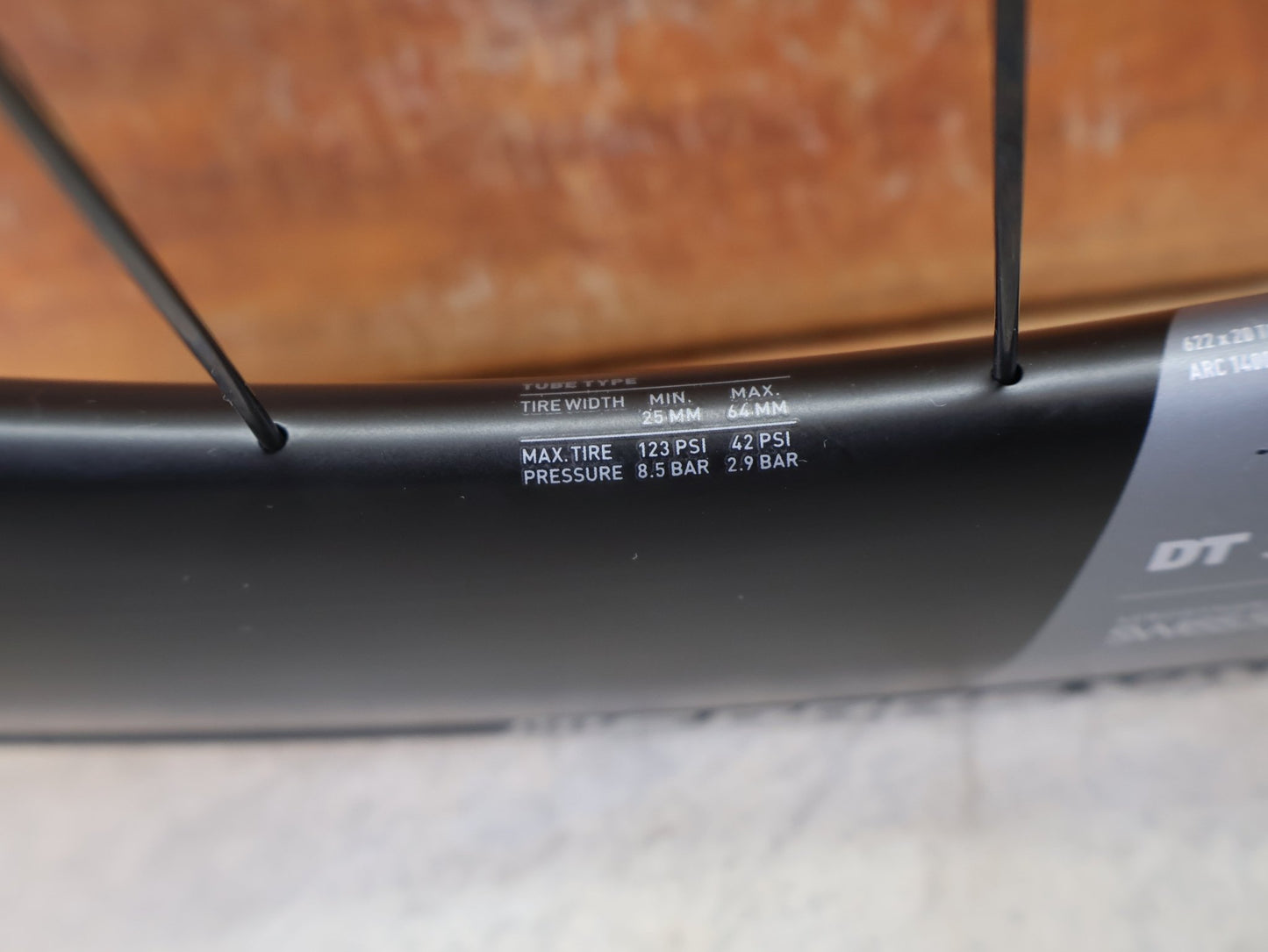 Laufrad/Laufradsatz von Dt Swiss, DT SWISS ARC 1400 DICUT® DB 65 / 80 LAUFRADSATZ – CARBON / DISC / SRAM XDR vor USEDBIKES - OB.DE Hintergrund