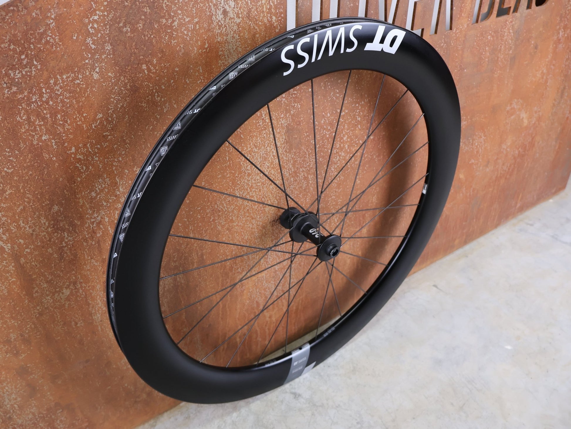 Laufrad/Laufradsatz von Dt Swiss, DT SWISS ARC 1400 DICUT® DB 65 / 80 LAUFRADSATZ – CARBON / DISC / SRAM XDR vor USEDBIKES - OB.DE Hintergrund