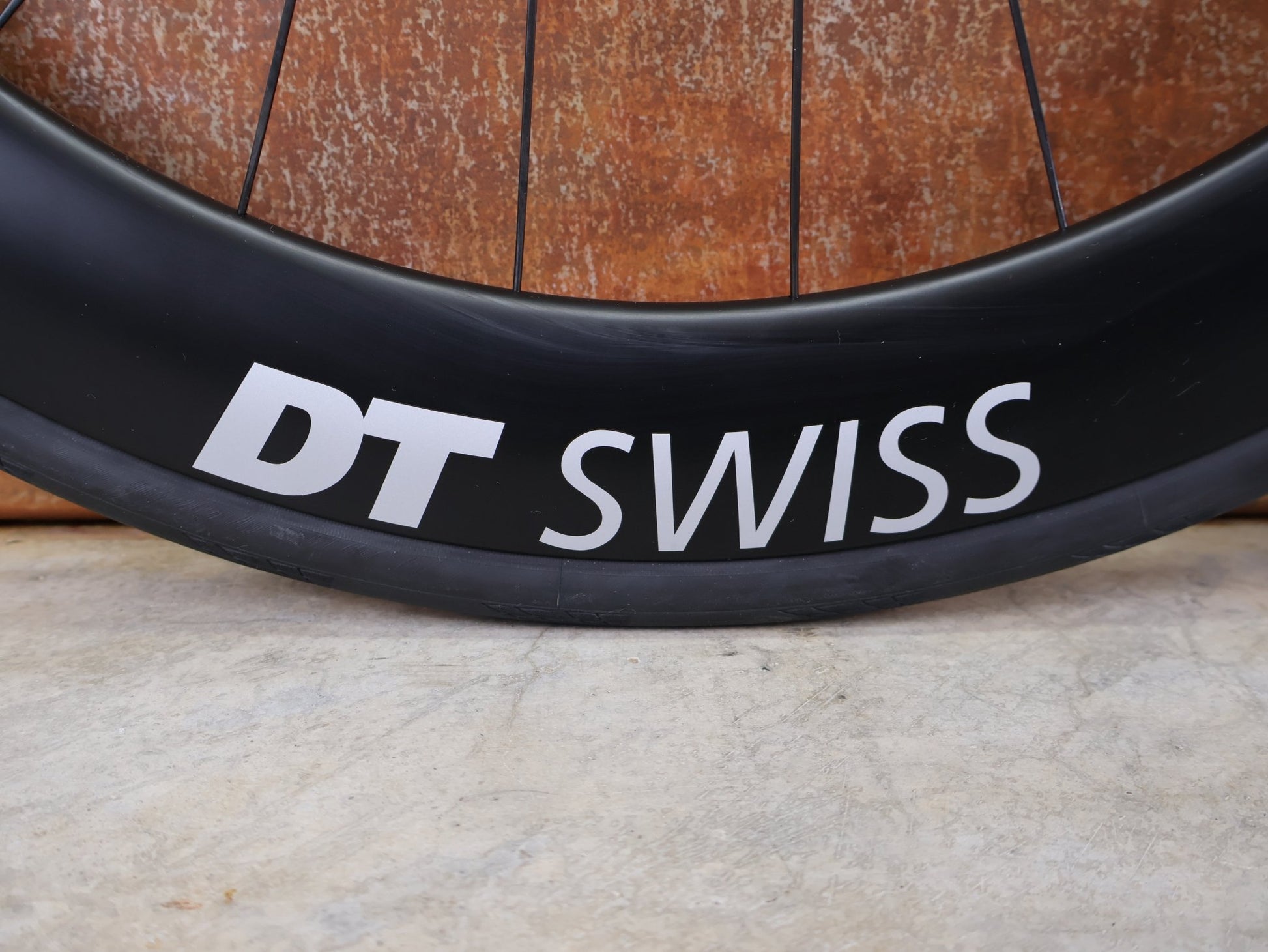 Laufrad/Laufradsatz von Dt Swiss, DT SWISS ARC 1400 DICUT® DB 65 / 80 LAUFRADSATZ – CARBON / DISC / SRAM XDR vor USEDBIKES - OB.DE Hintergrund