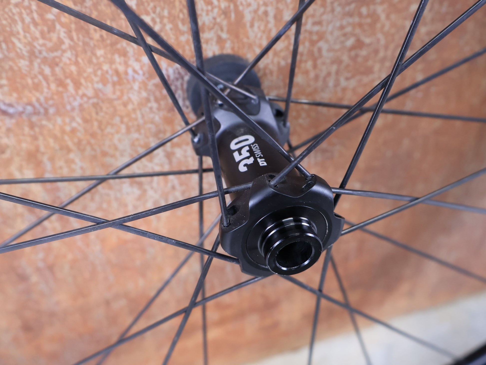 Laufrad/Laufradsatz von Dt Swiss, DT SWISS ERC 1600 DB 45 LAUFRADSATZ – CARBON / DISC / SRAM XDR vor USEDBIKES - OB.DE Hintergrund