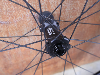 Laufrad/Laufradsatz von Dt Swiss, DT SWISS ERC 1600 DB 45 LAUFRADSATZ – CARBON / DISC / SRAM XDR vor USEDBIKES - OB.DE Hintergrund