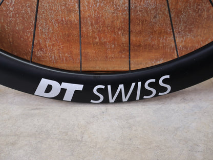 Laufrad/Laufradsatz von Dt Swiss, DT SWISS ERC 1600 DB 45 LAUFRADSATZ – CARBON / DISC / SRAM XDR vor USEDBIKES - OB.DE Hintergrund