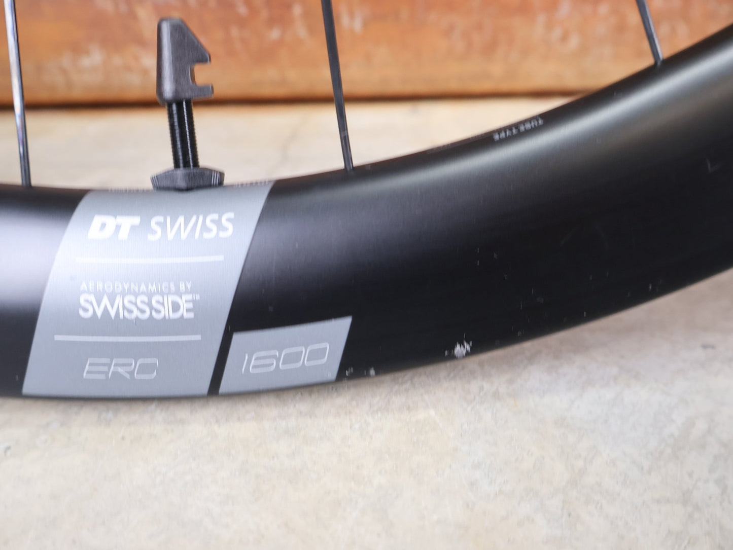 Laufrad/Laufradsatz von Dt Swiss, DT SWISS ERC 1600 DB 45 LAUFRADSATZ – CARBON / DISC / SRAM XDR vor USEDBIKES - OB.DE Hintergrund