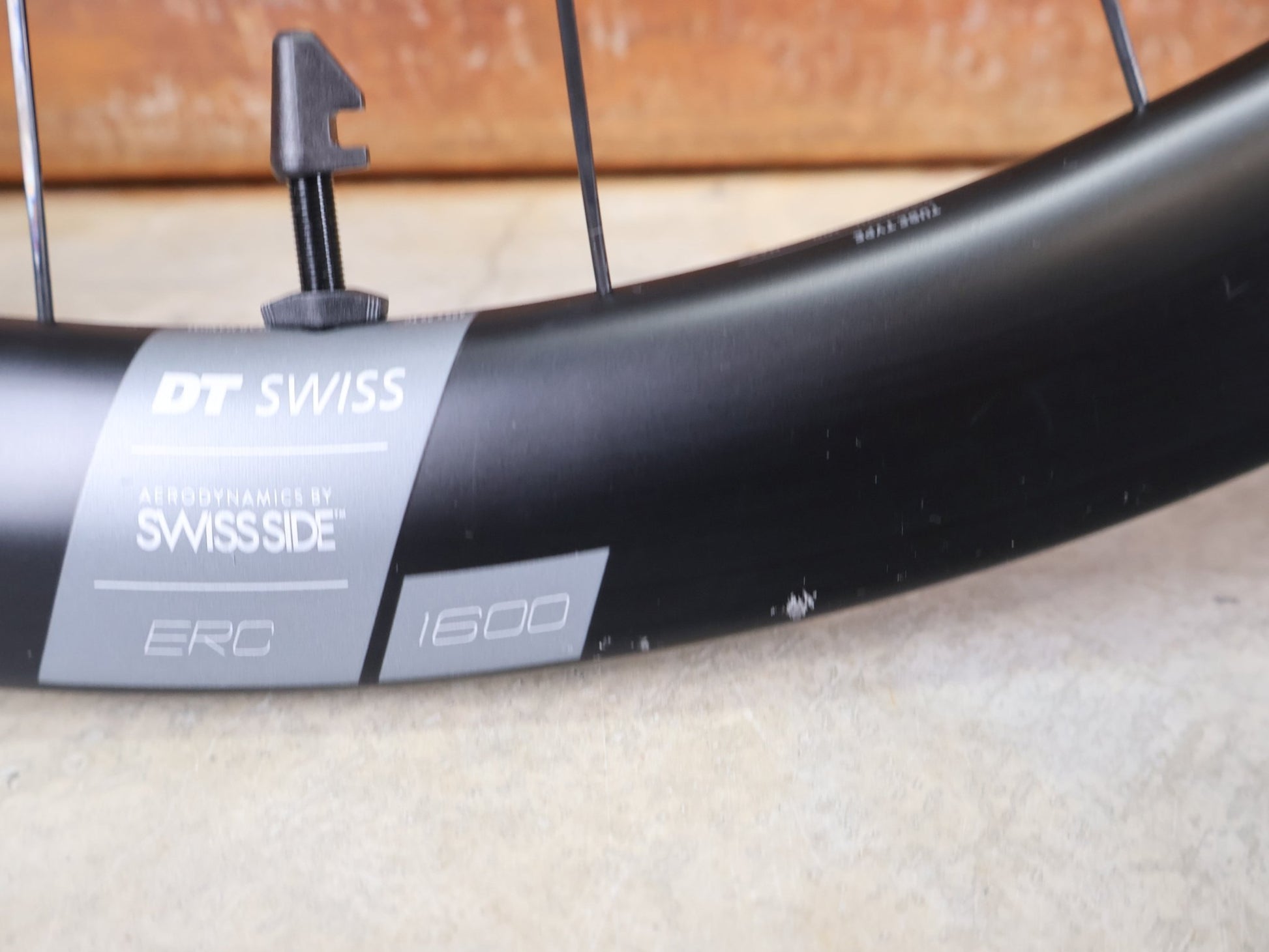 Laufrad/Laufradsatz von Dt Swiss, DT SWISS ERC 1600 DB 45 LAUFRADSATZ – CARBON / DISC / SRAM XDR vor USEDBIKES - OB.DE Hintergrund