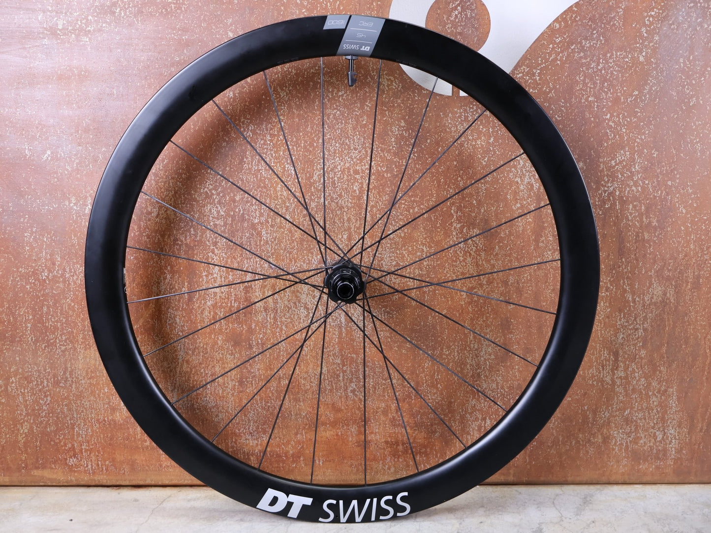 Laufrad/Laufradsatz von Dt Swiss, DT SWISS ERC 1600 DB 45 LAUFRADSATZ – CARBON / DISC / SRAM XDR vor USEDBIKES - OB.DE Hintergrund