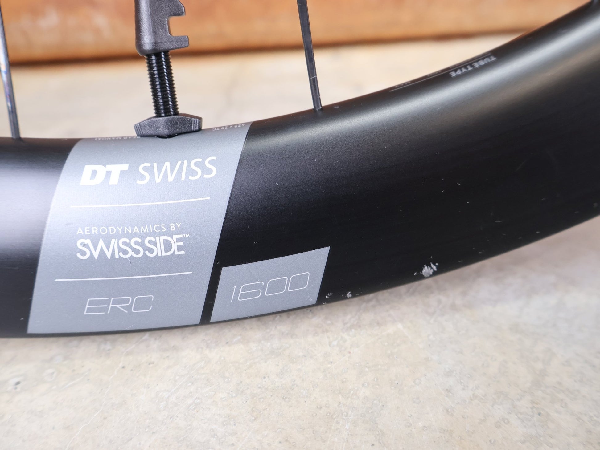 Laufrad/Laufradsatz von Dt Swiss, DT SWISS ERC 1600 DB 45 LAUFRADSATZ – CARBON / DISC / SRAM XDR vor USEDBIKES - OB.DE Hintergrund