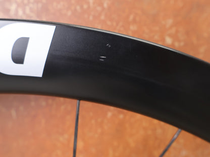 Laufrad/Laufradsatz von Dt Swiss, DT SWISS ERC 1600 DB 45 LAUFRADSATZ – CARBON / DISC / SRAM XDR vor USEDBIKES - OB.DE Hintergrund