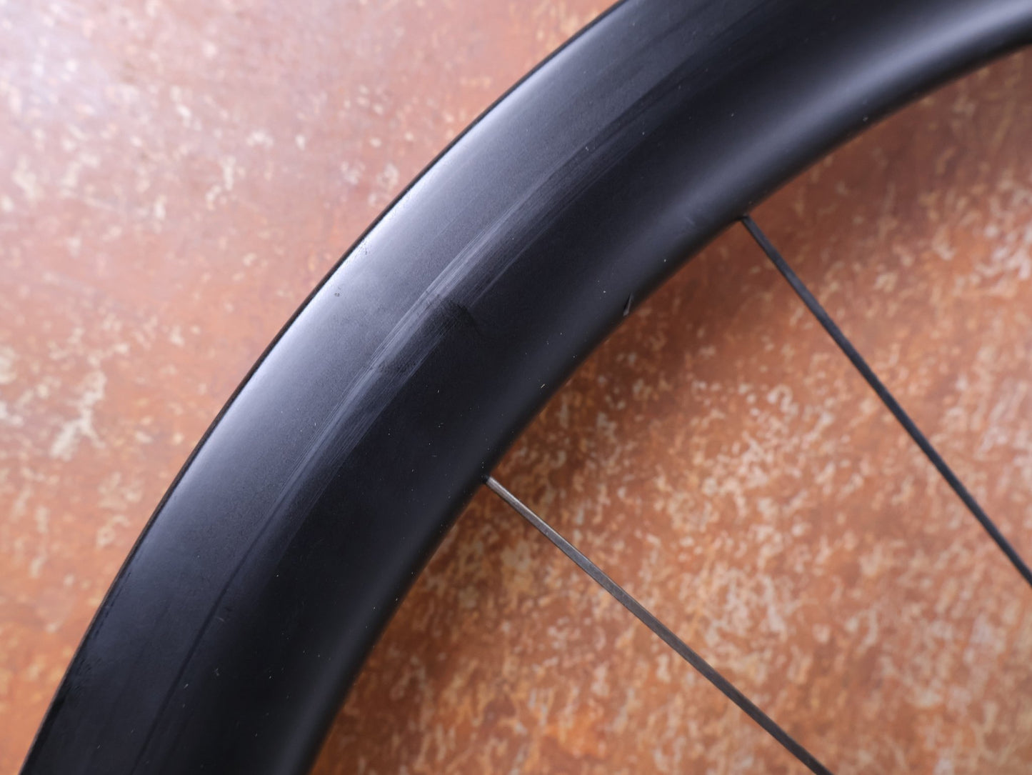 Laufrad/Laufradsatz von Dt Swiss, DT SWISS ERC 1600 DB 45 LAUFRADSATZ – CARBON / DISC / SRAM XDR vor USEDBIKES - OB.DE Hintergrund