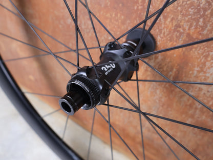 Laufrad/Laufradsatz von Dt Swiss, DT SWISS ERC 1600 DB 45 LAUFRADSATZ – CARBON / DISC / SRAM XDR vor USEDBIKES - OB.DE Hintergrund