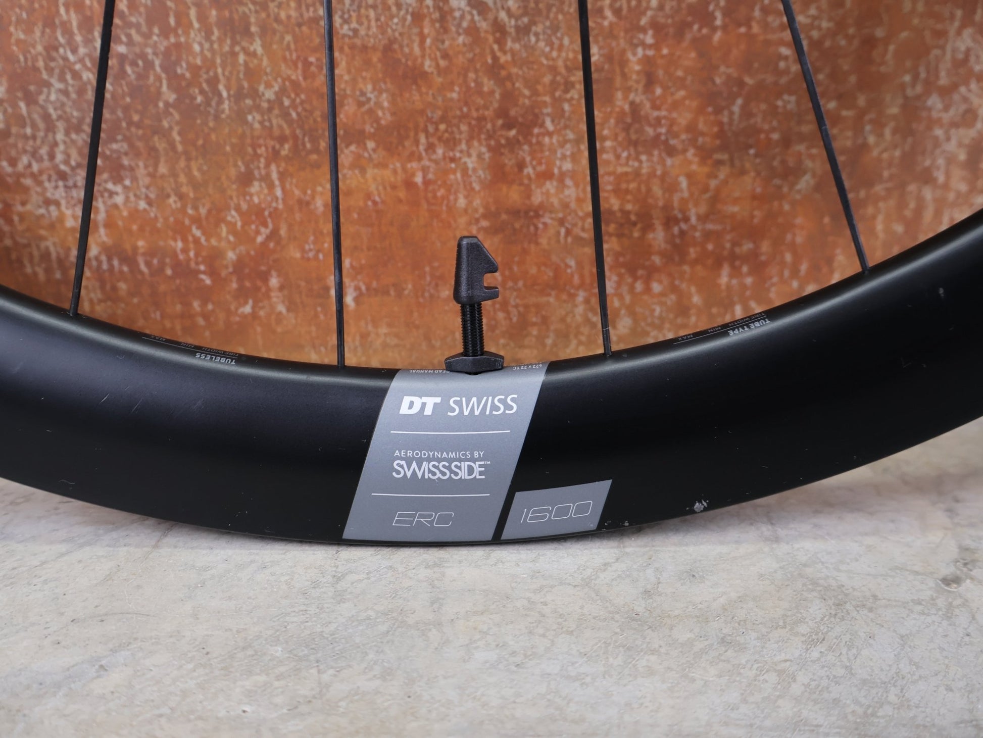 Laufrad/Laufradsatz von Dt Swiss, DT SWISS ERC 1600 DB 45 LAUFRADSATZ – CARBON / DISC / SRAM XDR vor USEDBIKES - OB.DE Hintergrund