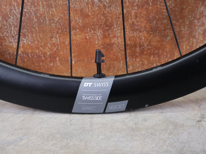 Laufrad/Laufradsatz von Dt Swiss, DT SWISS ERC 1600 DB 45 LAUFRADSATZ – CARBON / DISC / SRAM XDR vor USEDBIKES - OB.DE Hintergrund