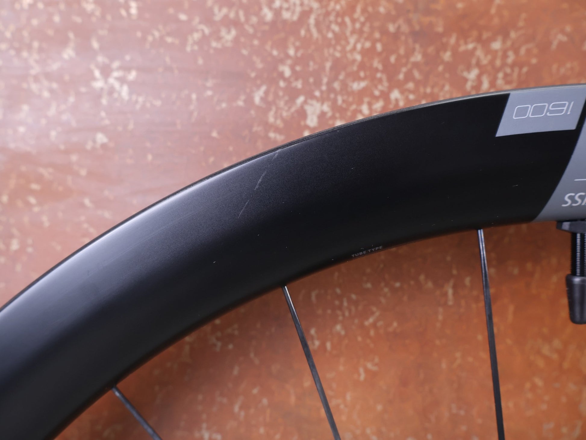 Laufrad/Laufradsatz von Dt Swiss, DT SWISS ERC 1600 DB 45 LAUFRADSATZ – CARBON / DISC / SRAM XDR vor USEDBIKES - OB.DE Hintergrund