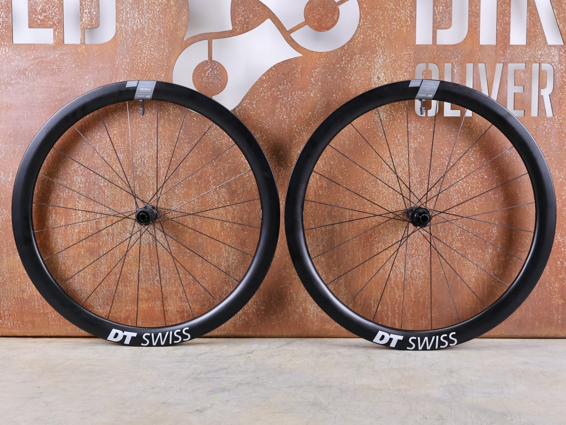 Laufrad/Laufradsatz von Dt Swiss, DT SWISS ERC 1600 DB 45 LAUFRADSATZ – CARBON / DISC / SRAM XDR vor USEDBIKES - OB.DE Hintergrund