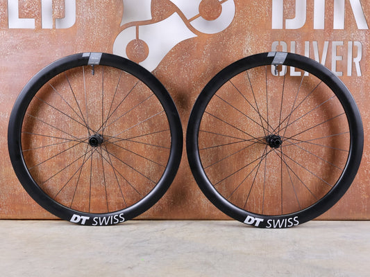 Laufrad/Laufradsatz von Dt Swiss, DT SWISS ERC 1600 DB 45 LAUFRADSATZ – CARBON / DISC / SRAM XDR vor USEDBIKES - OB.DE Hintergrund