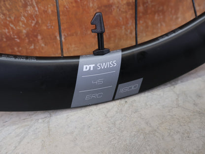 Laufrad/Laufradsatz von Dt Swiss, DT SWISS ERC 1600 DB 45 LAUFRADSATZ – CARBON / DISC / SRAM XDR vor USEDBIKES - OB.DE Hintergrund
