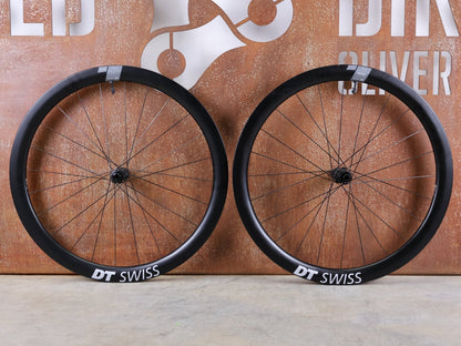 Laufrad/Laufradsatz von Dt Swiss, DT SWISS ERC 1600 DB 45 LAUFRADSATZ – CARBON / DISC / SRAM XDR vor USEDBIKES - OB.DE Hintergrund