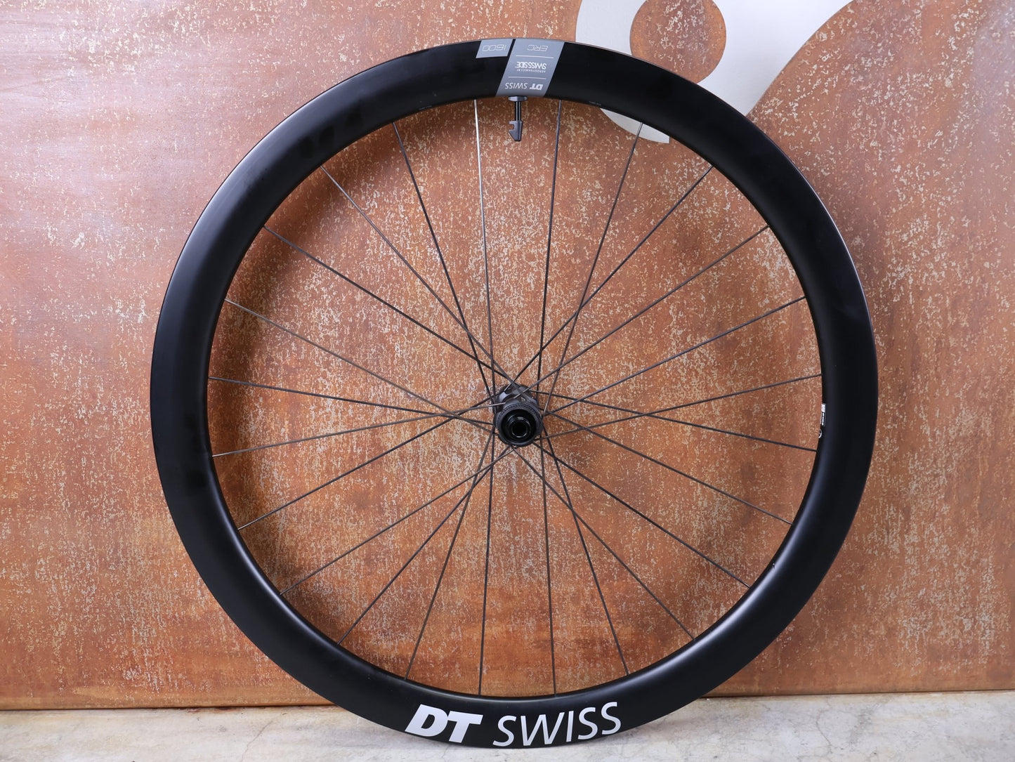 Laufrad/Laufradsatz von Dt Swiss, DT SWISS ERC 1600 DB 45 LAUFRADSATZ – CARBON / DISC / SRAM XDR vor USEDBIKES - OB.DE Hintergrund