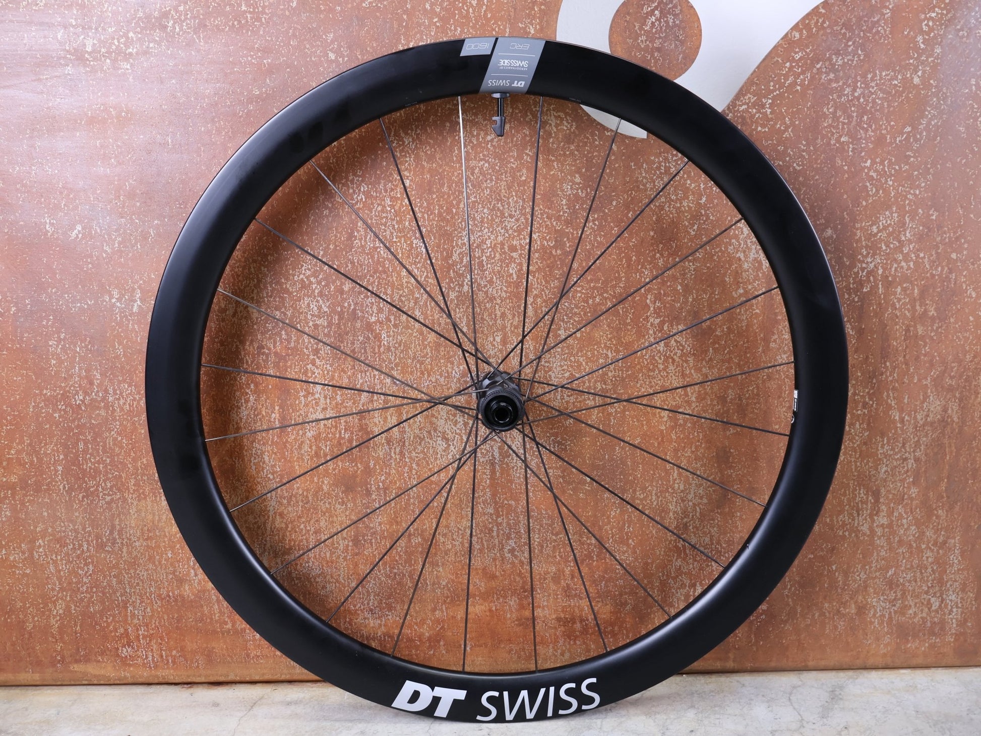 Laufrad/Laufradsatz von Dt Swiss, DT SWISS ERC 1600 DB 45 LAUFRADSATZ – CARBON / DISC / SRAM XDR vor USEDBIKES - OB.DE Hintergrund