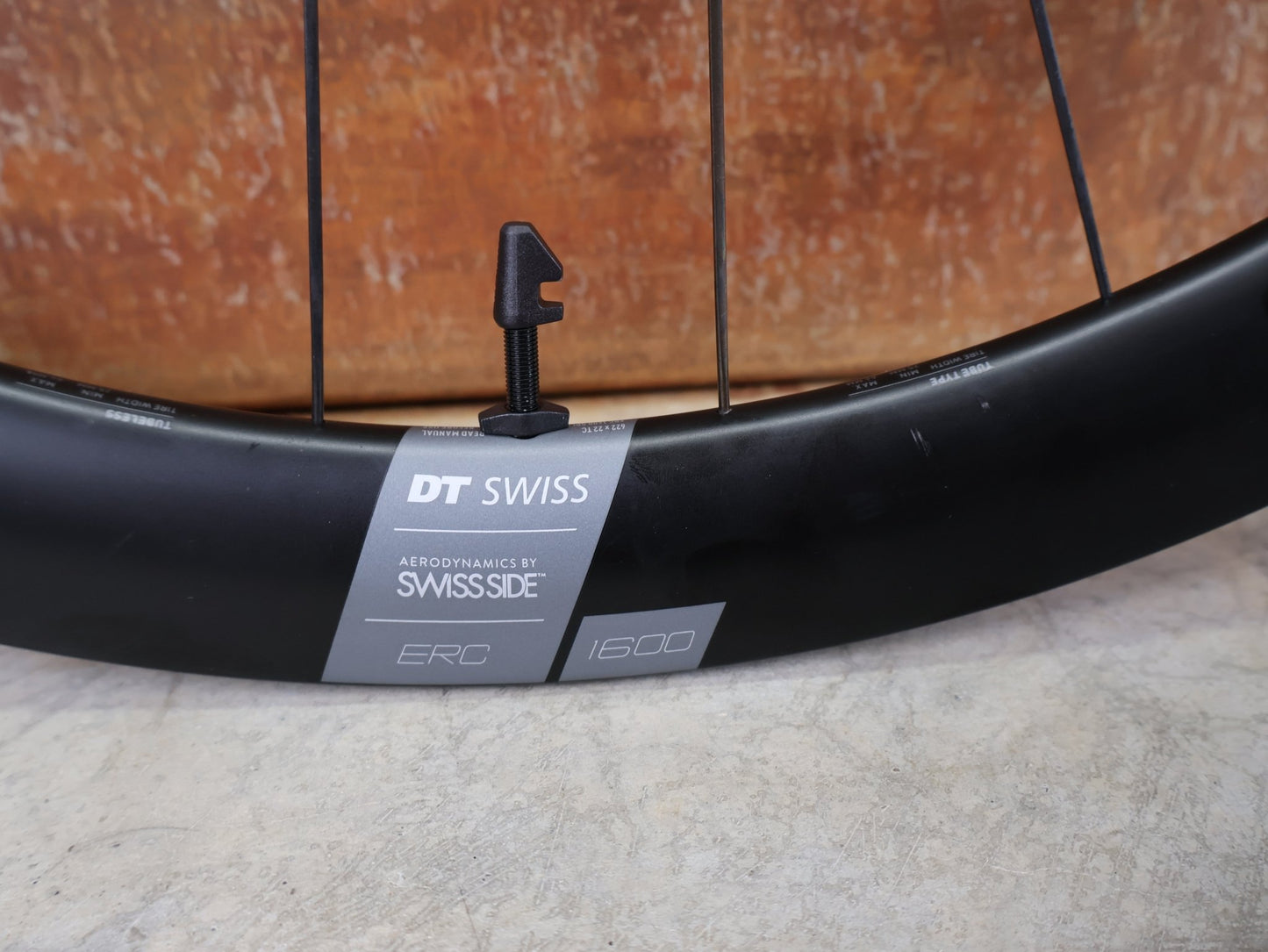 Laufrad/Laufradsatz von Dt Swiss, DT SWISS ERC 1600 DB 45 LAUFRADSATZ – CARBON / DISC / SRAM XDR vor USEDBIKES - OB.DE Hintergrund