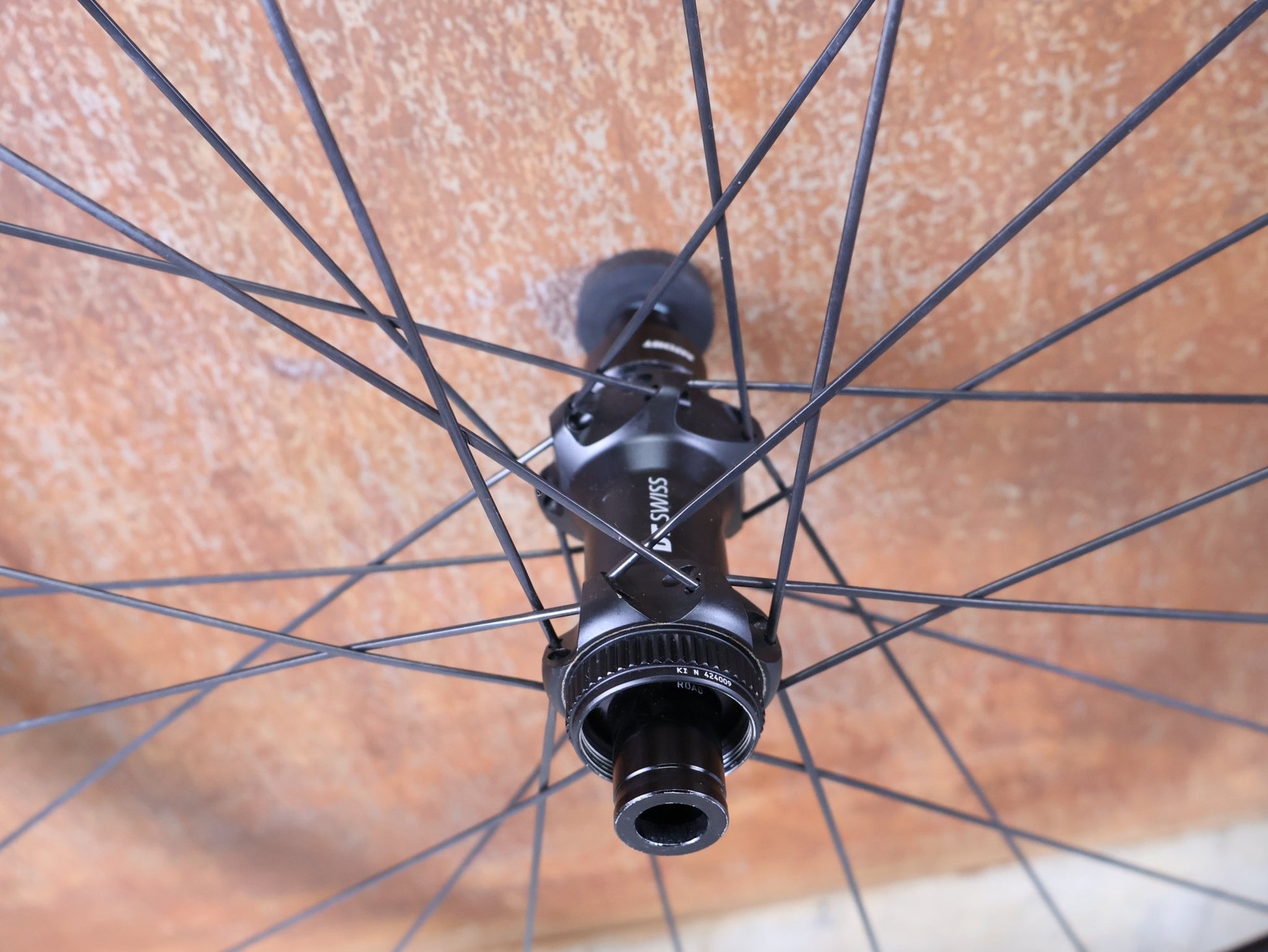 Laufrad/Laufradsatz von Dt Swiss, DT SWISS ERC 1600 DB 45 LAUFRADSATZ – CARBON / DISC / SRAM XDR vor USEDBIKES - OB.DE Hintergrund