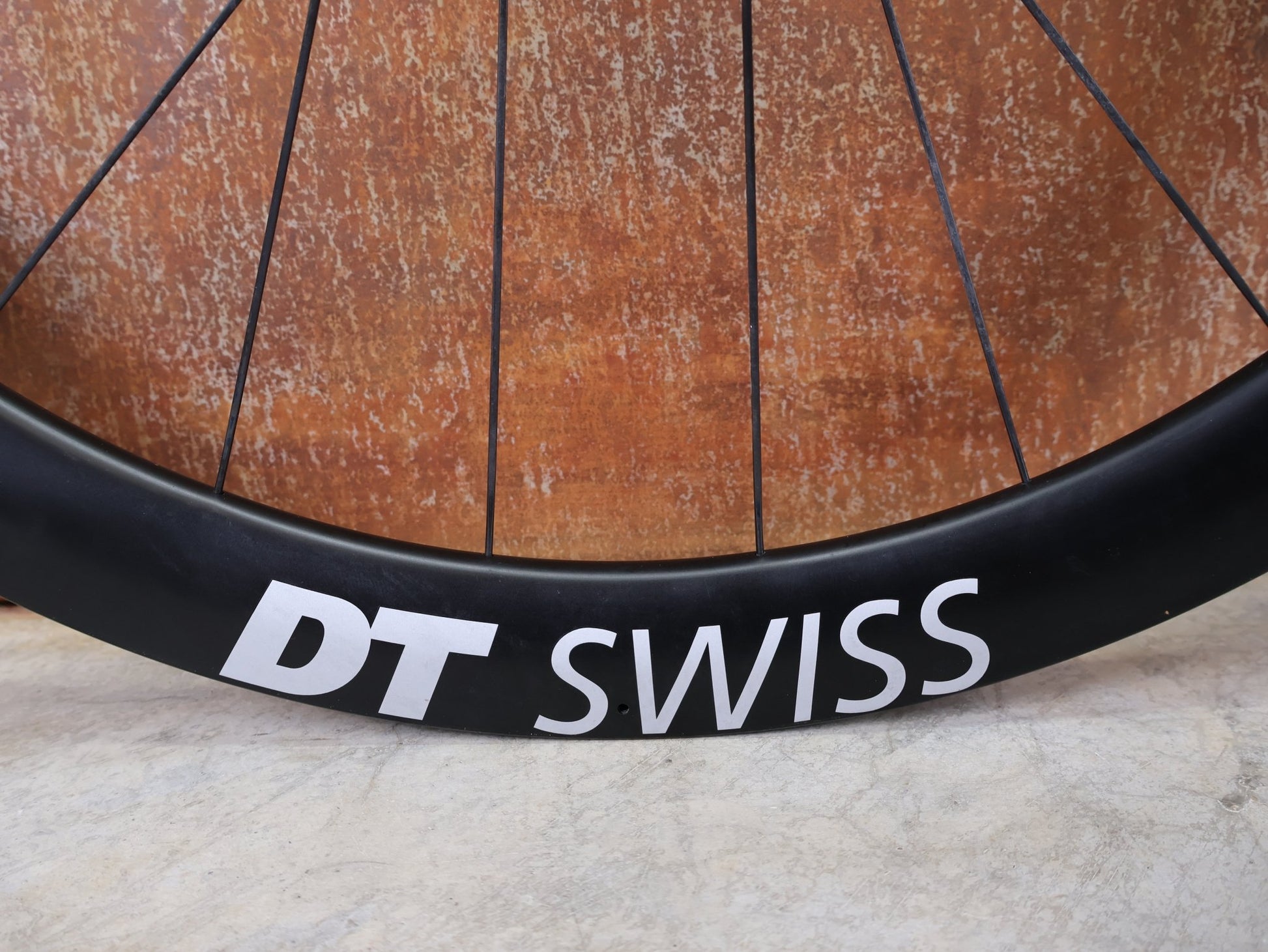 Laufrad/Laufradsatz von Dt Swiss, DT SWISS ERC 1600 DB 45 LAUFRADSATZ – CARBON / DISC / SRAM XDR vor USEDBIKES - OB.DE Hintergrund