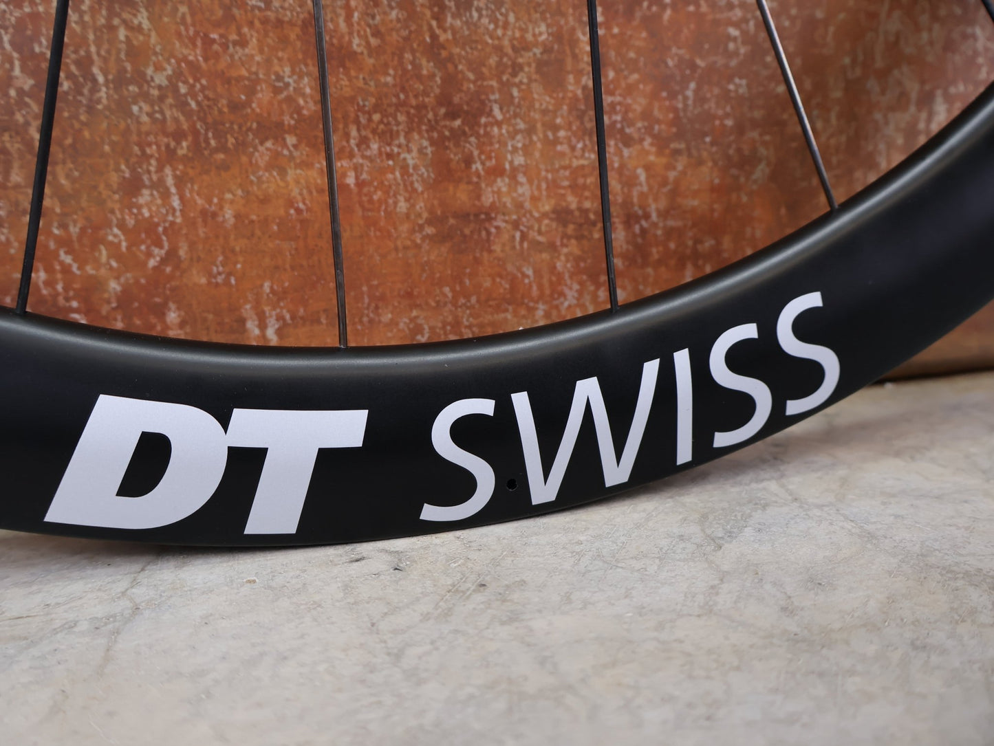 Laufrad/Laufradsatz von Dt Swiss, DT SWISS ERC 1600 DB 45 LAUFRADSATZ – CARBON / DISC / SRAM XDR vor USEDBIKES - OB.DE Hintergrund