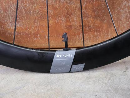 Laufrad/Laufradsatz von Dt Swiss, DT SWISS ERC 1600 DB 45 LAUFRADSATZ – CARBON / DISC / SRAM XDR vor USEDBIKES - OB.DE Hintergrund