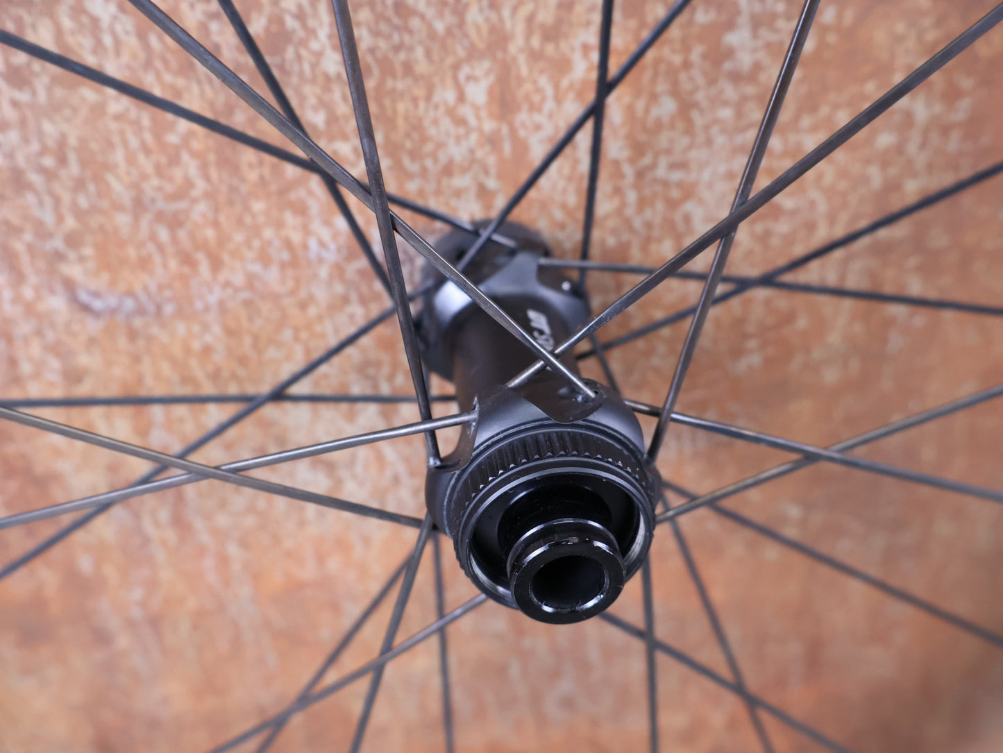 Laufrad/Laufradsatz von Dt Swiss, DT SWISS ERC 1600 DB 45 LAUFRADSATZ – CARBON / DISC / SRAM XDR vor USEDBIKES - OB.DE Hintergrund