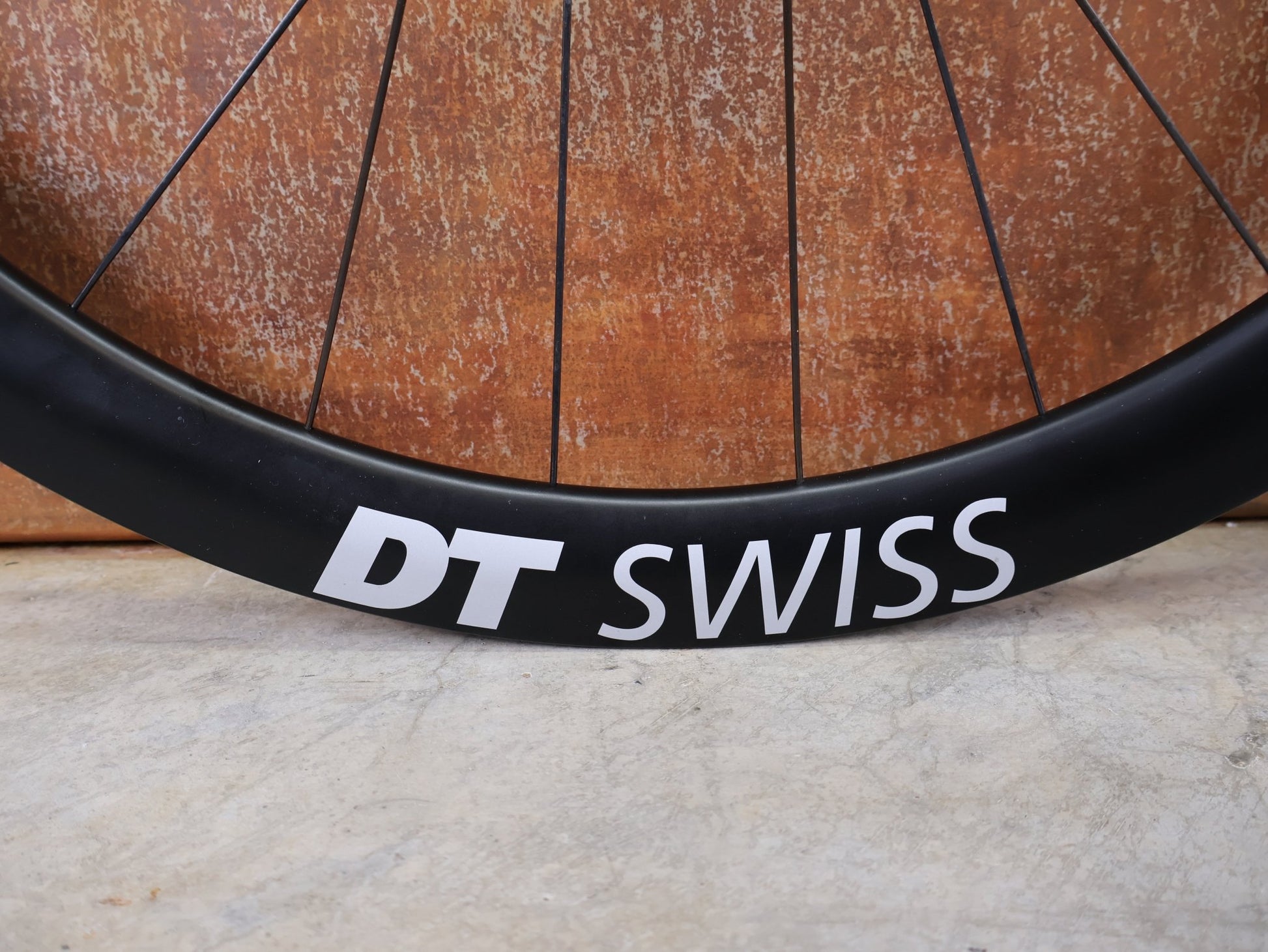 Laufrad/Laufradsatz von Dt Swiss, DT SWISS ERC 1600 DB 45 LAUFRADSATZ – CARBON / DISC / SRAM XDR vor USEDBIKES - OB.DE Hintergrund